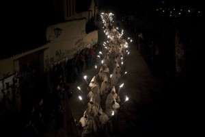 Varios encapuchados de la cofradía 'Cristo de la Buena Muerte' en una procesión en Zamora. DANIEL OCHOA DE OLZA