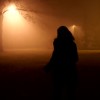 Trois femmes qui courent dans la nuit