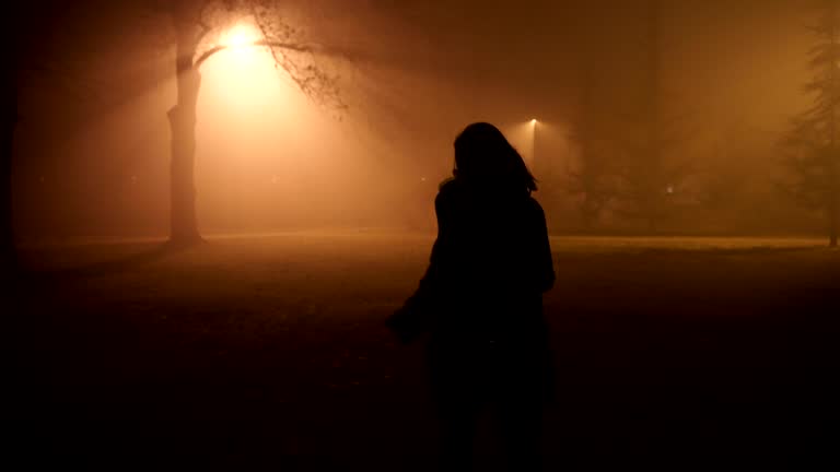 Trois femmes qui courent dans la nuit